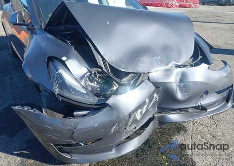 2021 Tesla Model 3 Standard Range Plus Rear-Wheel Drive z USA, uszkodzony, nr VIN 5YJ3E1EA5MF075287